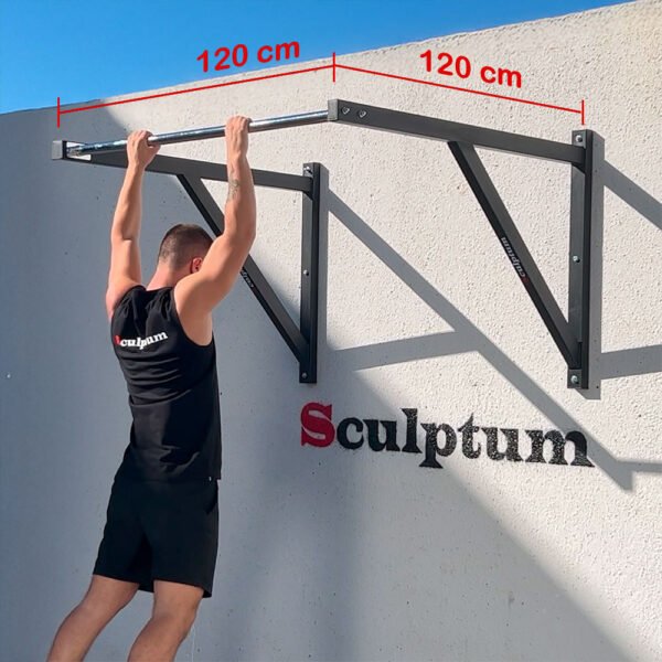 Atleta realizando dominadas en barra de pared Sculptum con gran separación de 120 cm, estructura negra y barra de agarre cromada brillante.